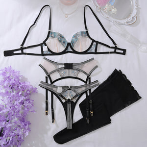 Conjunto de Lingerie Bordada Verde com Cinta-Liga e Fio Dental
