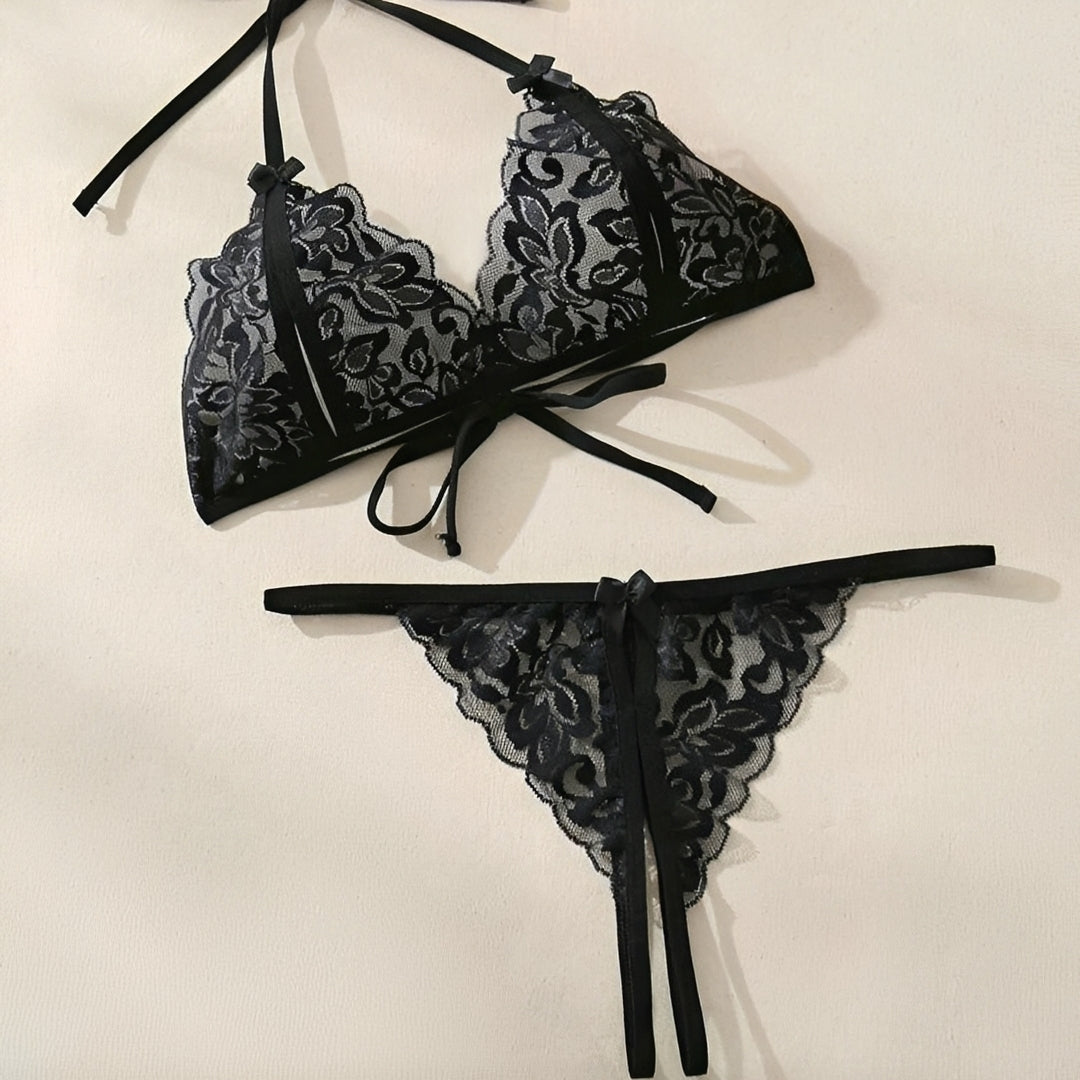 Conjunto de Lingerie Rosa em Renda Transparente e Calcinha Fio Dental com Abertura