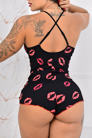 Macaquinho Lingerie Preto Sexy com Estampa de Beijos Vermelhos - P ao GG
