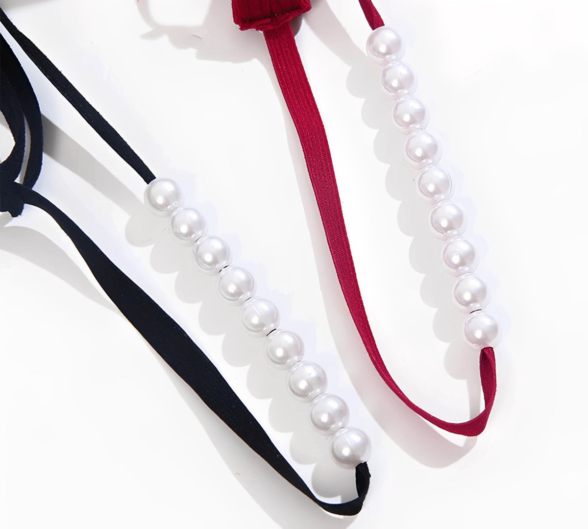 Calcinha Fio Dental com Pérolas e Laço Vermelho em Cetim