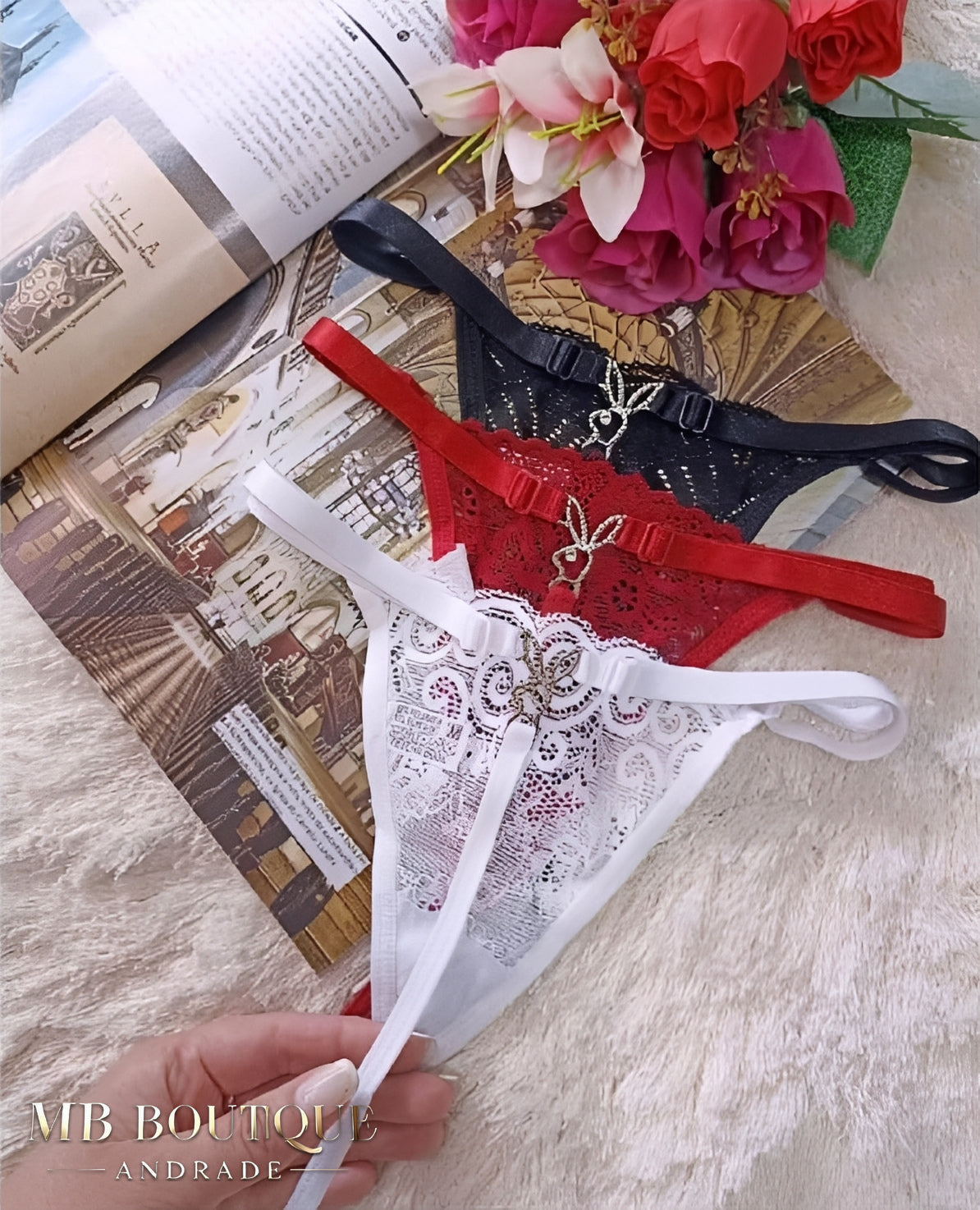 Calcinha de renda com regulagem e enfeite de coelho em preto, vermelho e branco — MB Andrade Boutique
