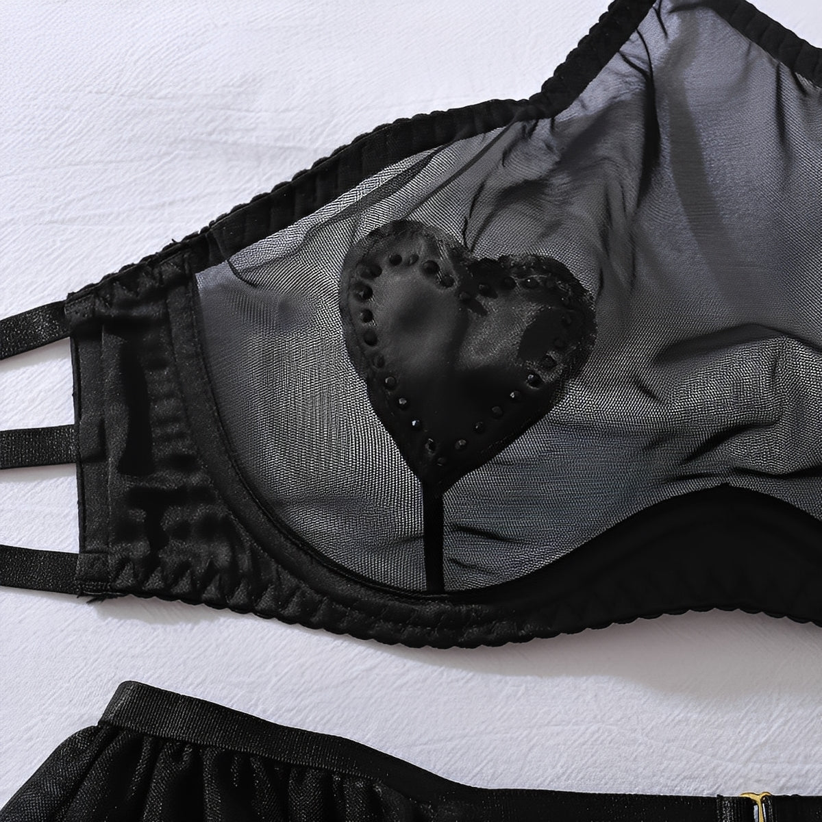 Lingerie Preta com Cinta-Liga e Corações em Tule Transparente