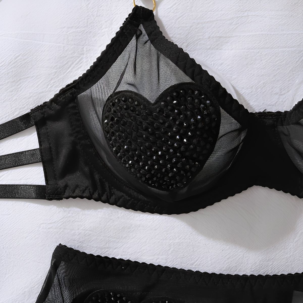 Conjunto de Lingerie Preta com Pedras Aplicadas em Formato de Coração, Cinta-Liga e Gargantilha