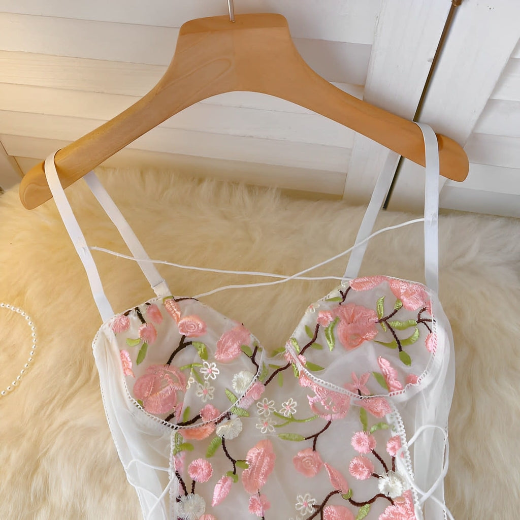 Body com bordados em flores