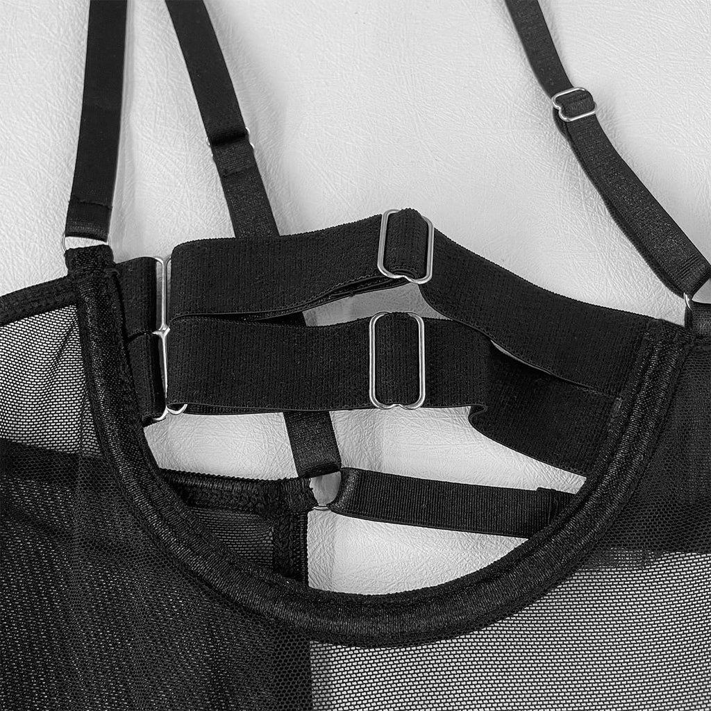 Body com ligas de perna e detalhes em corrente