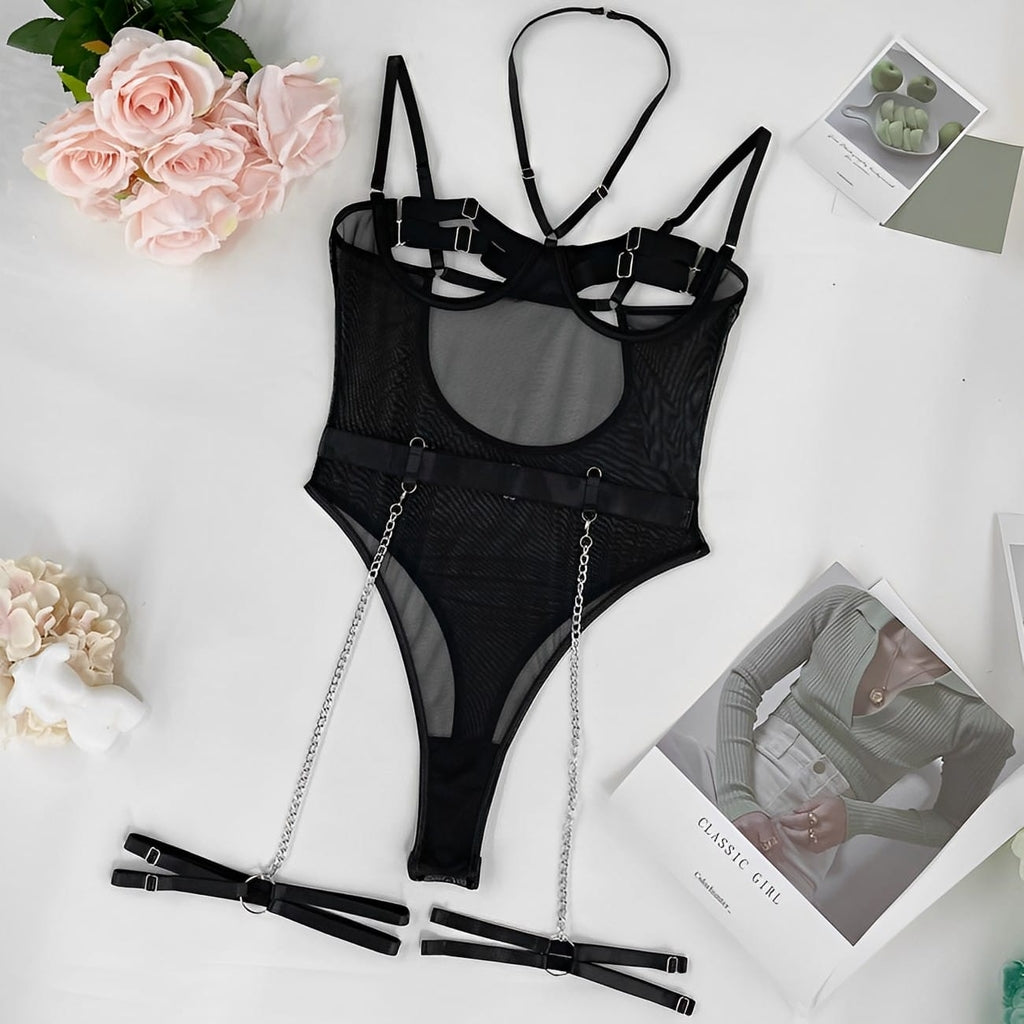 Body com ligas de perna e detalhes em corrente