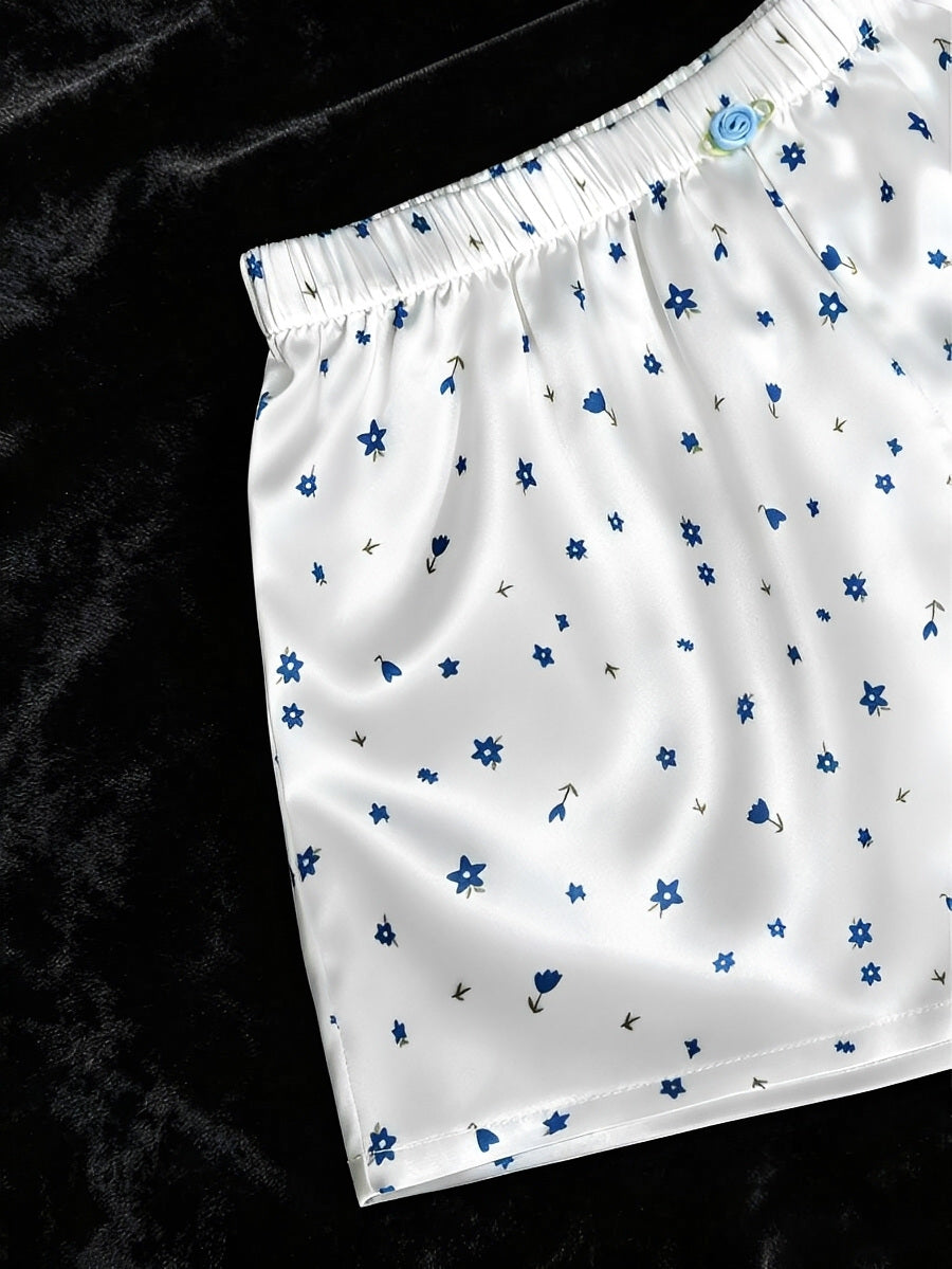 Babydoll Branco de Cetim com Estampa Delicada e Shorts