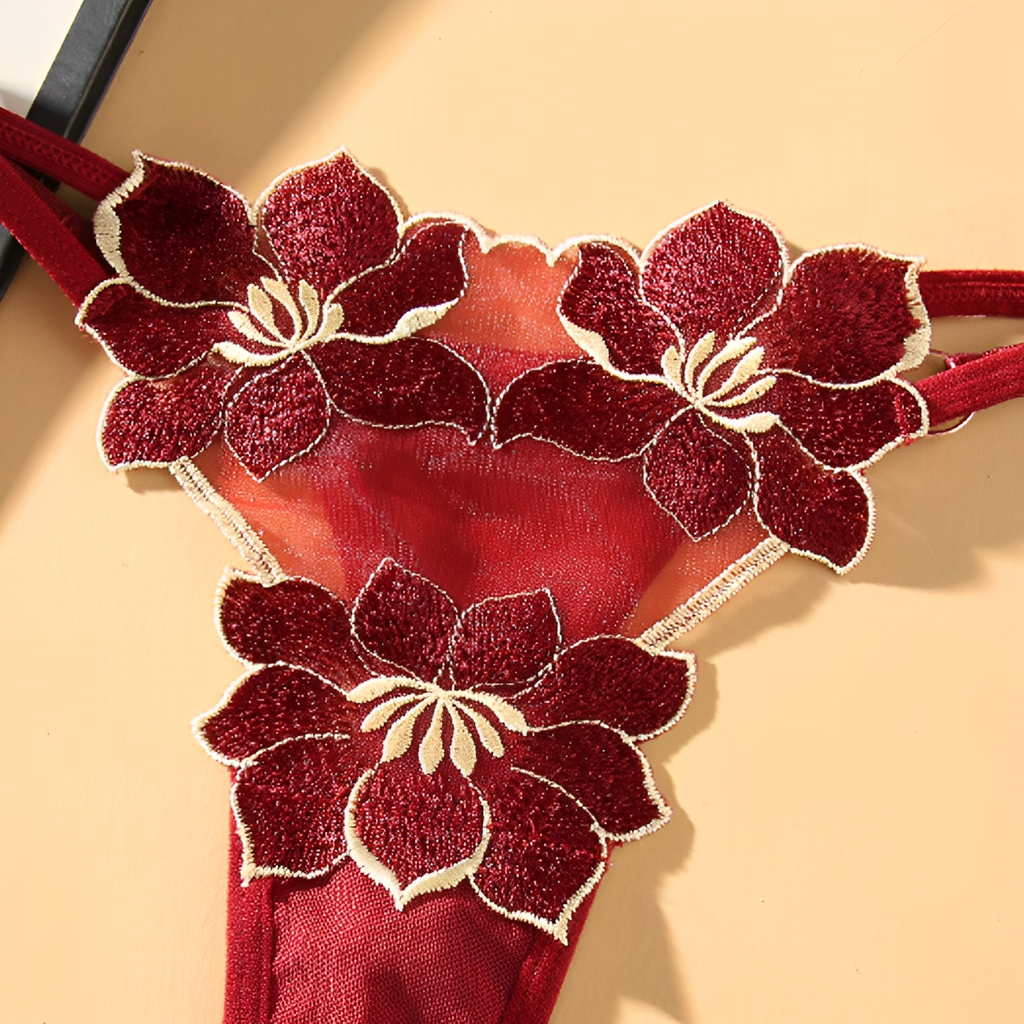 Calcinha com regulagem e bordado em flor