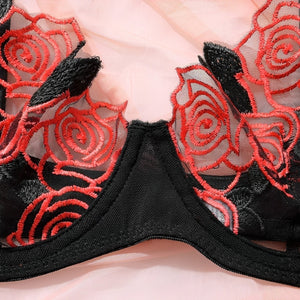 Lingerie com bordado em flores (acompanha cinta liga)