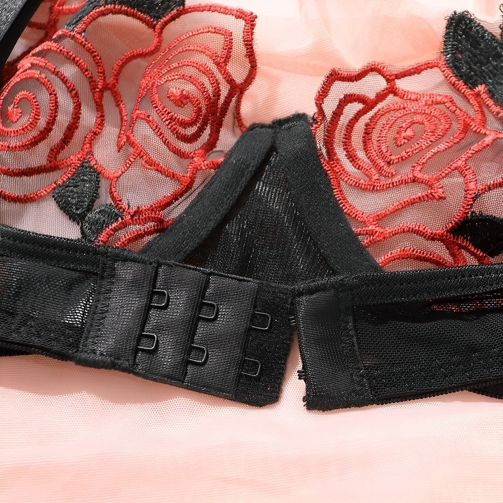 Lingerie com bordado em flores (acompanha cinta liga)