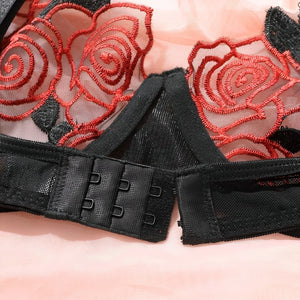 Lingerie com bordado em flores (acompanha cinta liga)