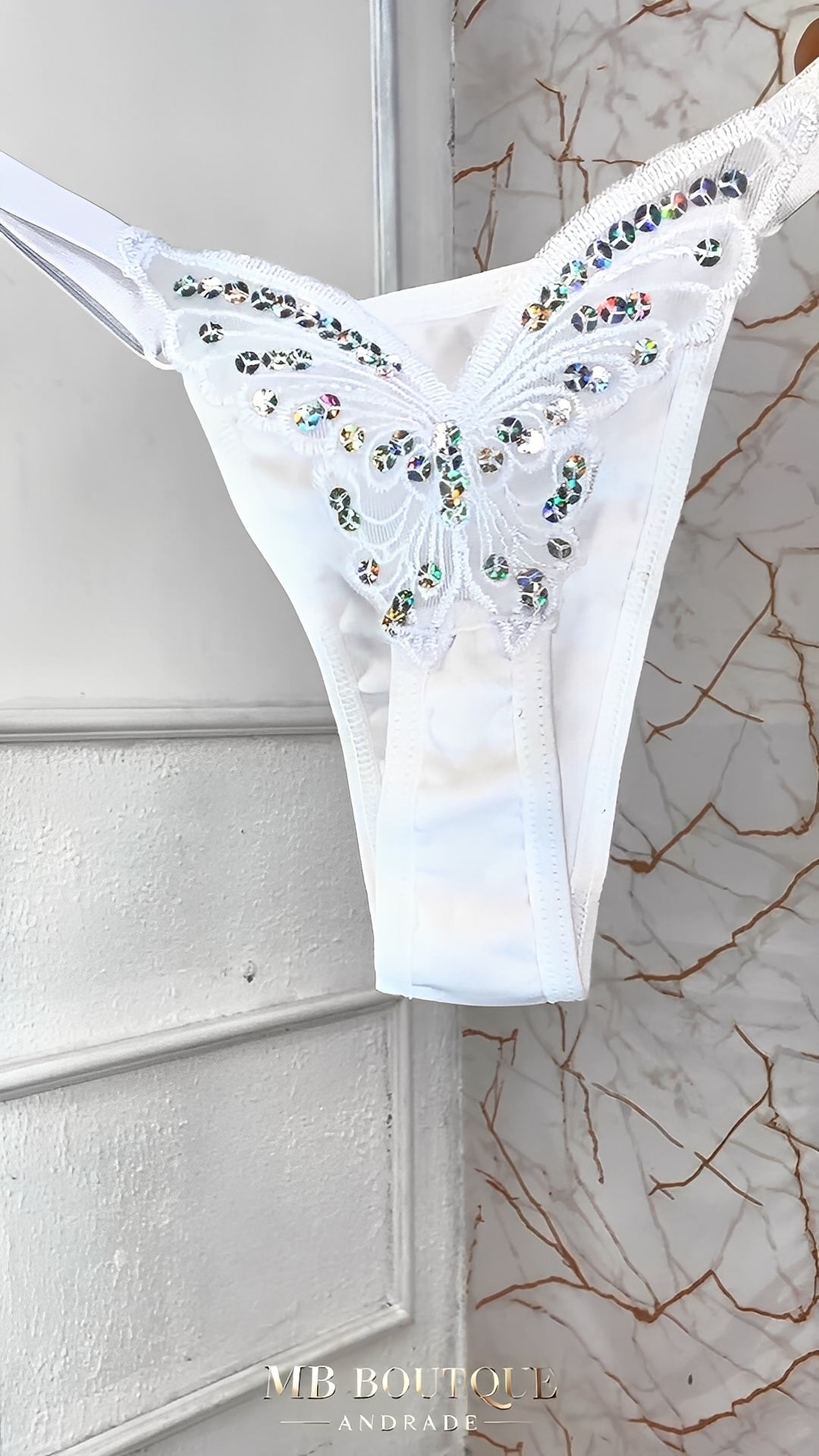 Calcinha Fio Dental Branca com Borboleta Bordada e Lantejoulas – Lingerie Sensual Ajustável P ao G