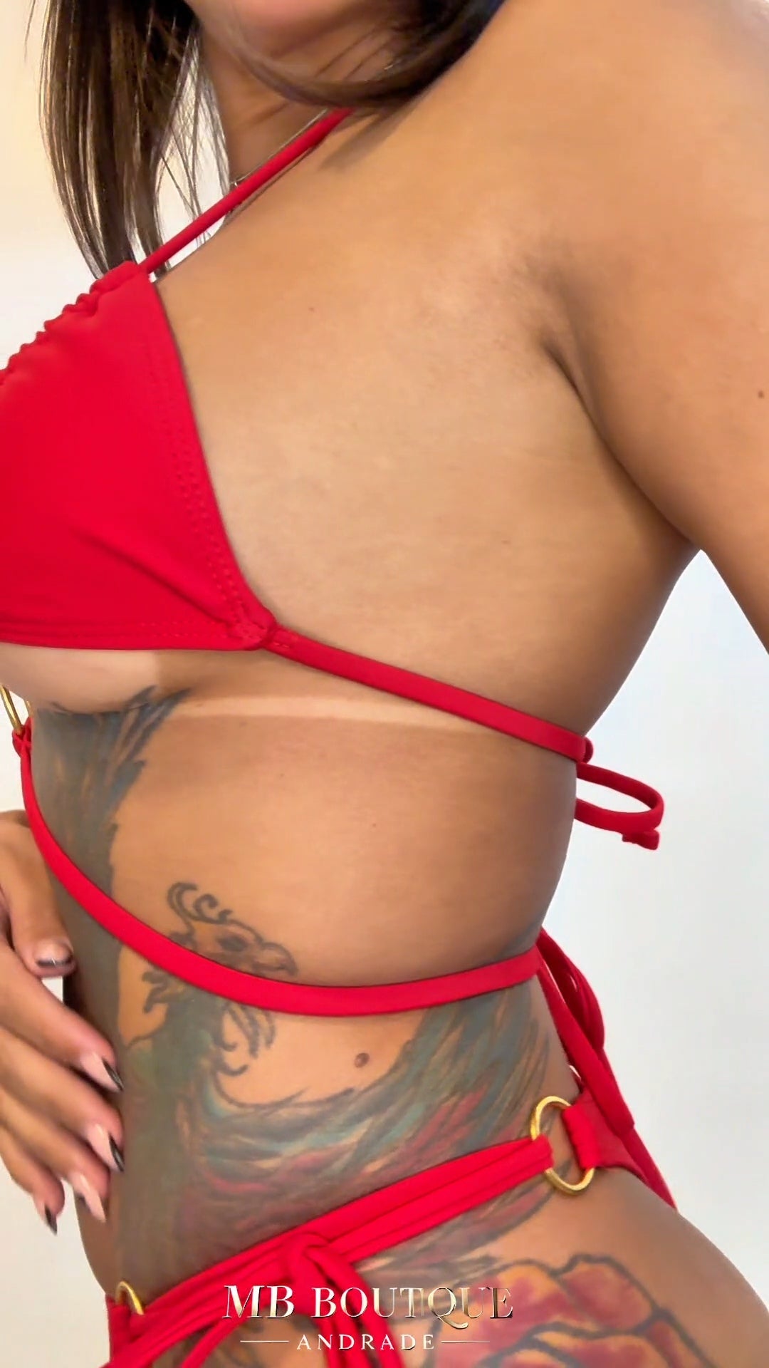 Biquíni Vermelho com Argolas Douradas e Amarrações Laterais – Moda Praia Luxuosa, Sensual e Sofisticada