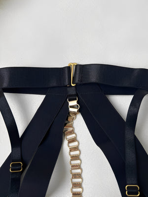 Conjunto de Lingerie Sensual Preto com Aro e Correntes Douradas – Design em Tiras Geométricas (P ao G) - não acompanha meias