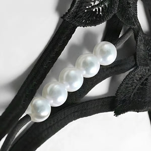 Calcinha Fio Dental Preta com Abertura Inferior e Pérolas – Lingerie Sensual em Renda Floral com Tiras Duplas (PP ao GG)