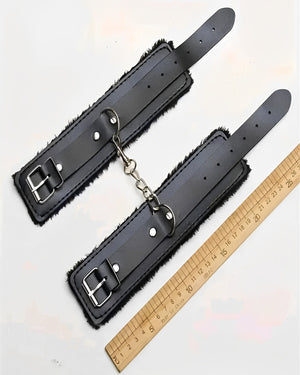 Kit de Restrição BDSM Hardcore – Algemas de Tornozelo com Corrente + Venda Preta (2 peças)