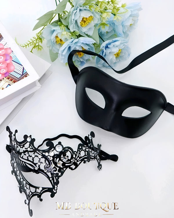 Kit Máscara Veneziana Luxo em Metal com Brilho + Máscara Clássica Preta Unissex – Fantasia de Casal, Festa à Fantasia, Baile de Máscaras, Acessório Sensual e Elegante