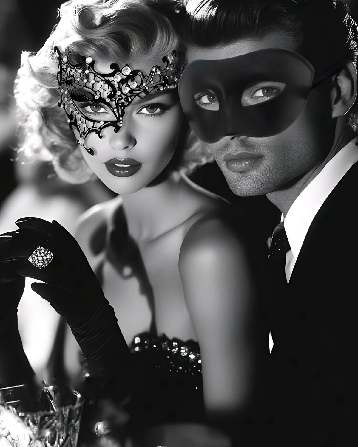 Kit Máscara Veneziana Luxo em Metal com Brilho + Máscara Clássica Preta Unissex – Fantasia de Casal, Festa à Fantasia, Baile de Máscaras, Acessório Sensual e Elegante