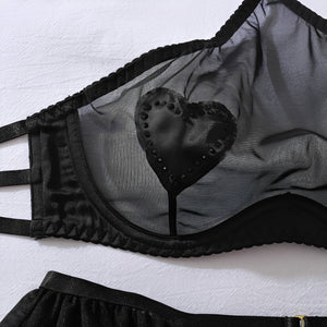Lingerie Preta com Cinta-Liga e Corações em Tule Transparente – Conjunto Sensual com Aro, Meias Inclusas e Detalhes Luxuosos