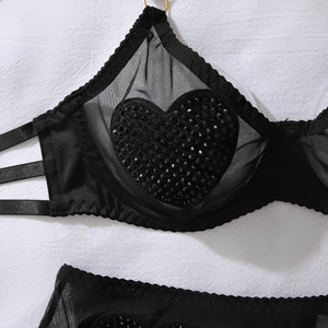 Conjunto de Lingerie Preta com Pedras Aplicadas em Formato de Coração, Cinta-Liga e Gargantilha – Luxo Sensual e Impacto Visual