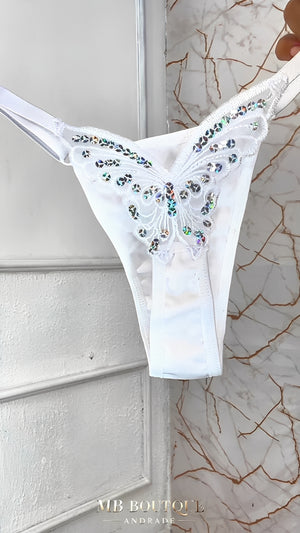 Calcinha Fio Dental Branca com Borboleta Bordada e Lantejoulas – Lingerie Sensual Ajustável P ao G