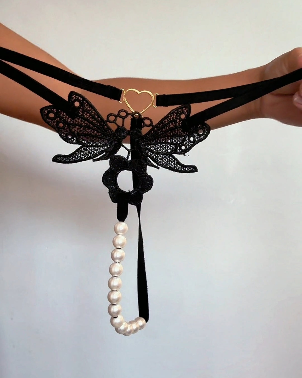 Calcinha Fio Dental em Renda com Pérolas e Coração em Metal – Lingerie de Luxo Elegance Preta - P ao GG