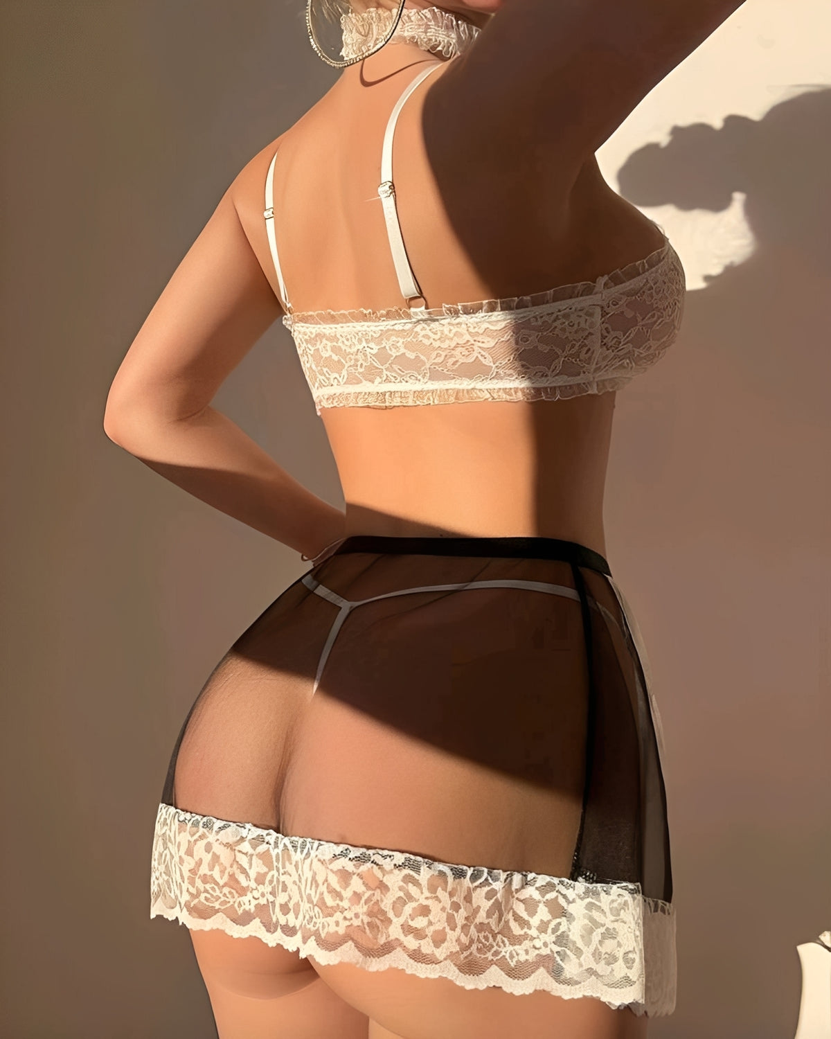 Fantasia de Garçonete Feminina com Renda e Tule – Conjunto Preto e Branco com Gargantilha e Calcinha Fio Dental