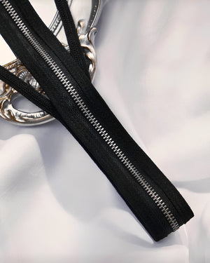 Calcinha Fio Dental Preta com Zíper Frontal Funcional – Lingerie Sensual Feminina com Tiras e Design Ousado