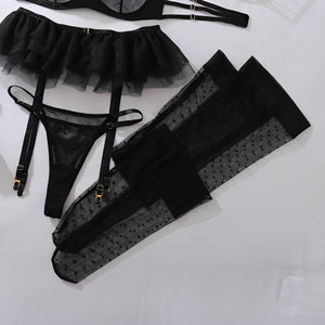 Lingerie Preta com Cinta-Liga e Corações em Tule Transparente – Conjunto Sensual com Aro, Meias Inclusas e Detalhes Luxuosos
