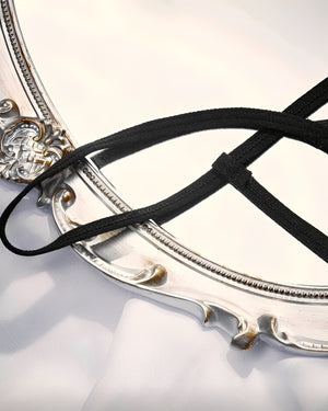 Calcinha Fio Dental Preta com Zíper Frontal Funcional – Lingerie Sensual Feminina com Tiras e Design Ousado