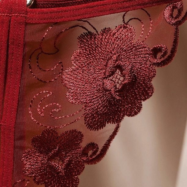 Calcinha de renda com detalhe em pérola