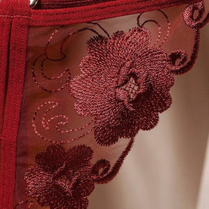 Calcinha de renda com detalhe em pérola