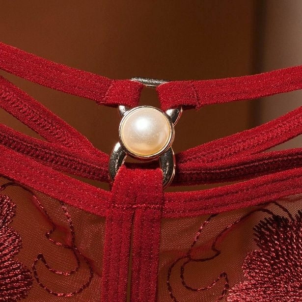 Calcinha de renda com detalhe em pérola