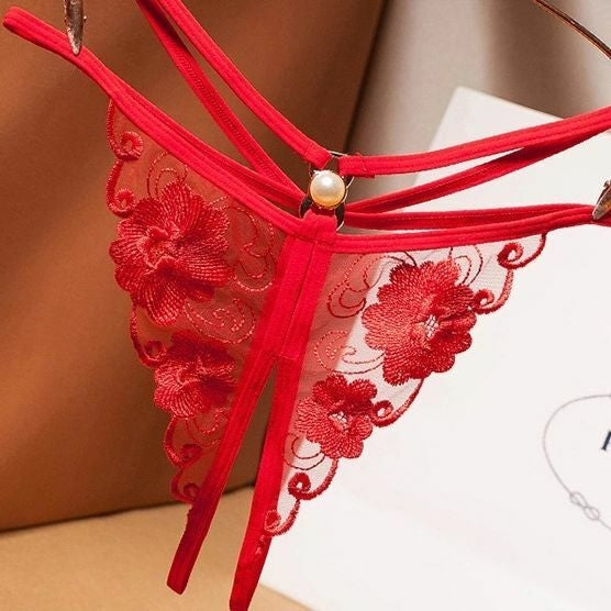 Calcinha de renda com detalhe em pérola